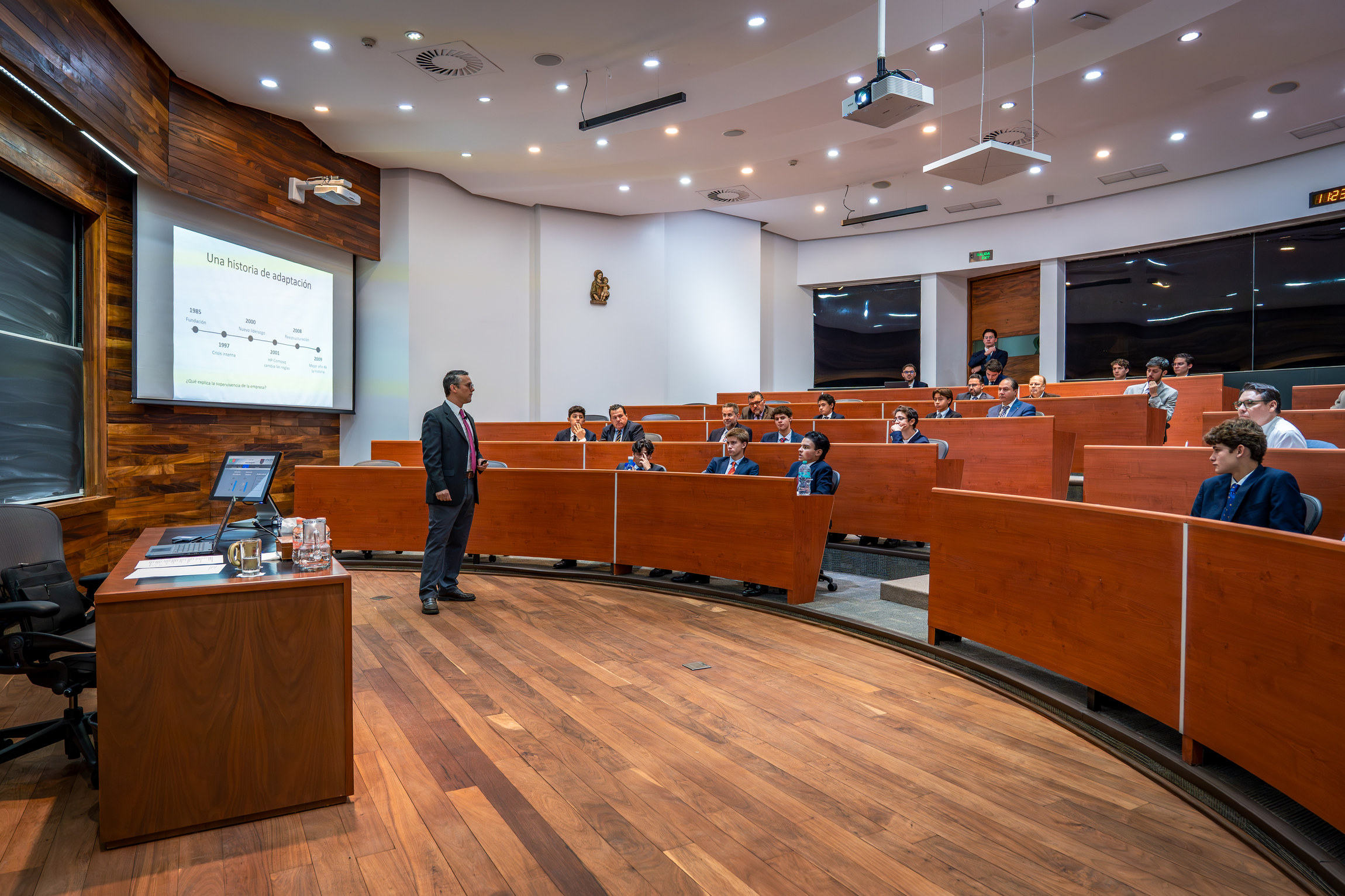 Panorámica del auditorio en una sesión de caso de The Grade, con el ponente frente a los participantes