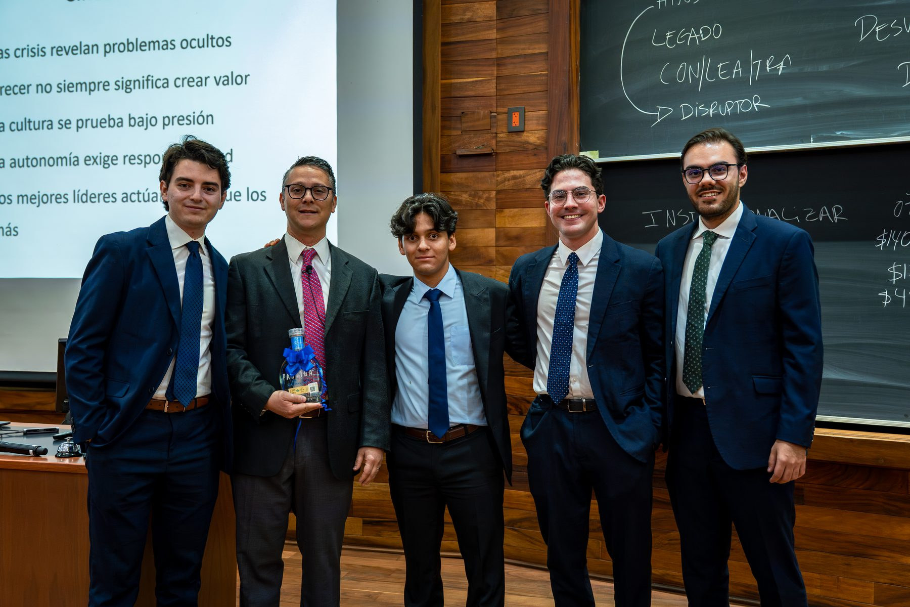 Participantes y mentor en una sesión de caso en el IPADE Business School