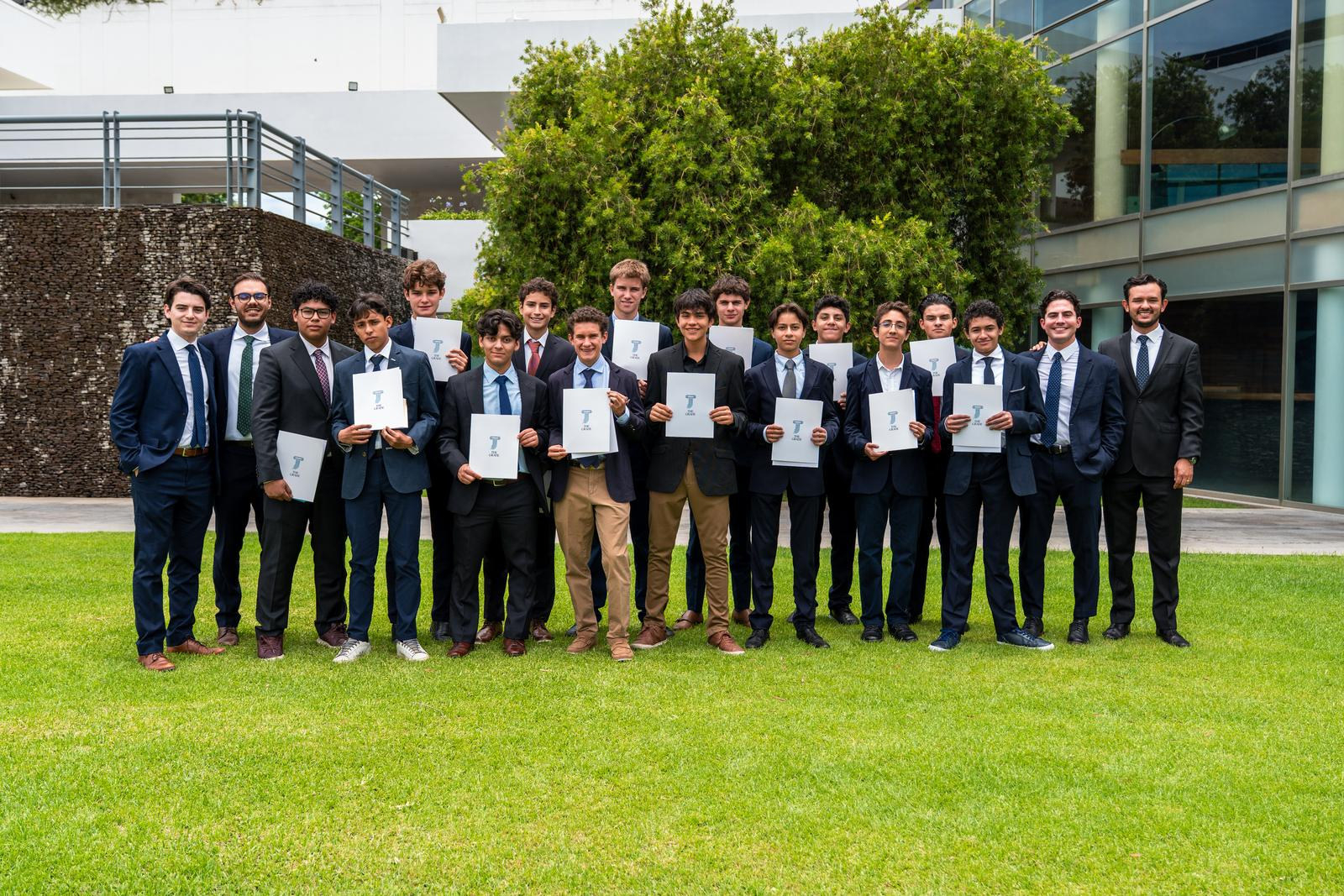 Generación Fundadora con su diploma en la ceremonia de clausura del IPADE Business School